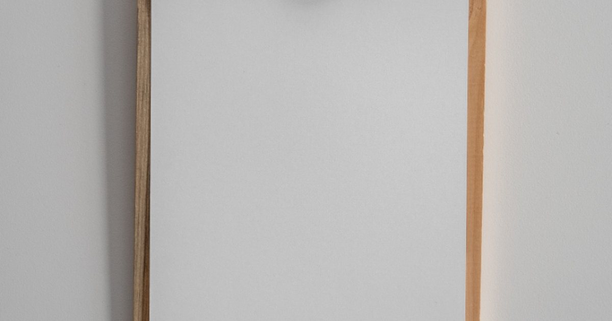 Portapapeles en blanco colgado de la pared