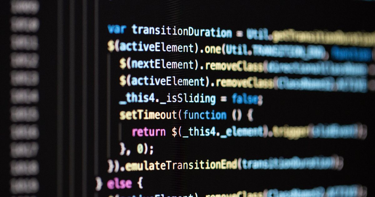 Pantalla de ordenador mostrando líneas de código de programación resaltadas en colores