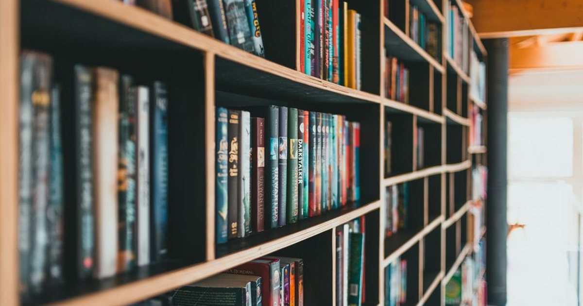 Estantería de biblioteca con libros de arriba a abajo