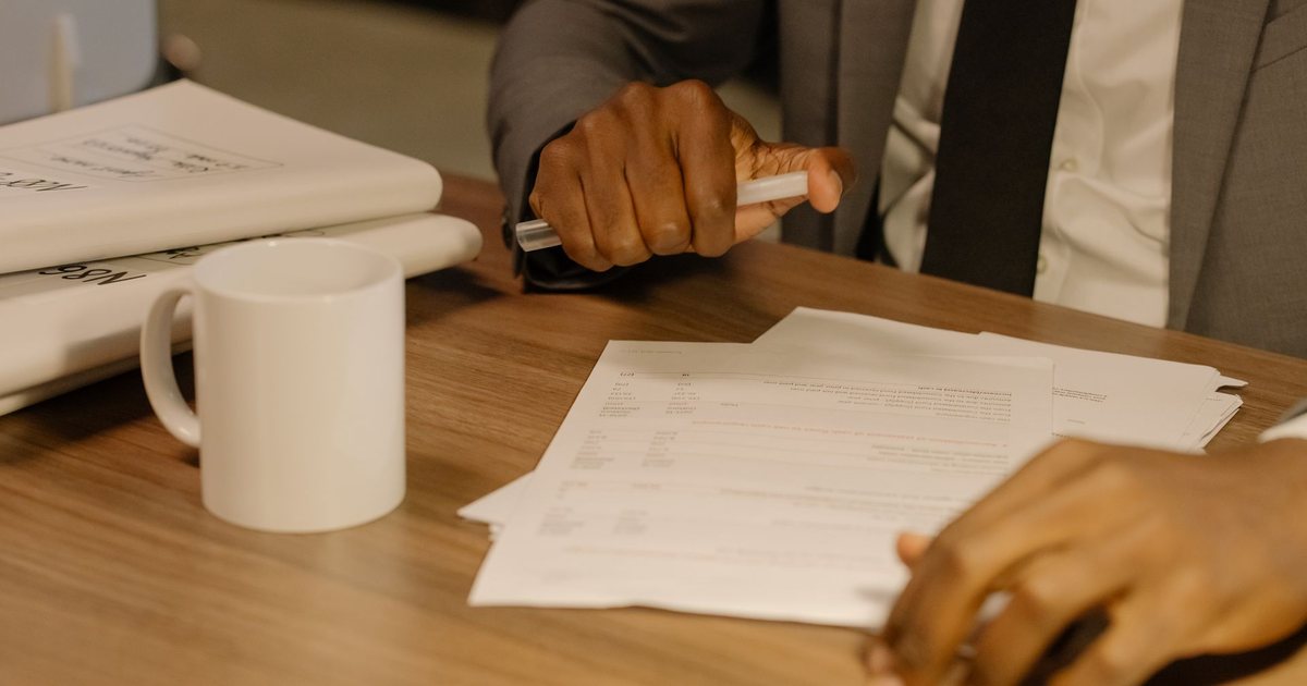 Documentos en papel sobre una mesa de despacho, listos para revisar