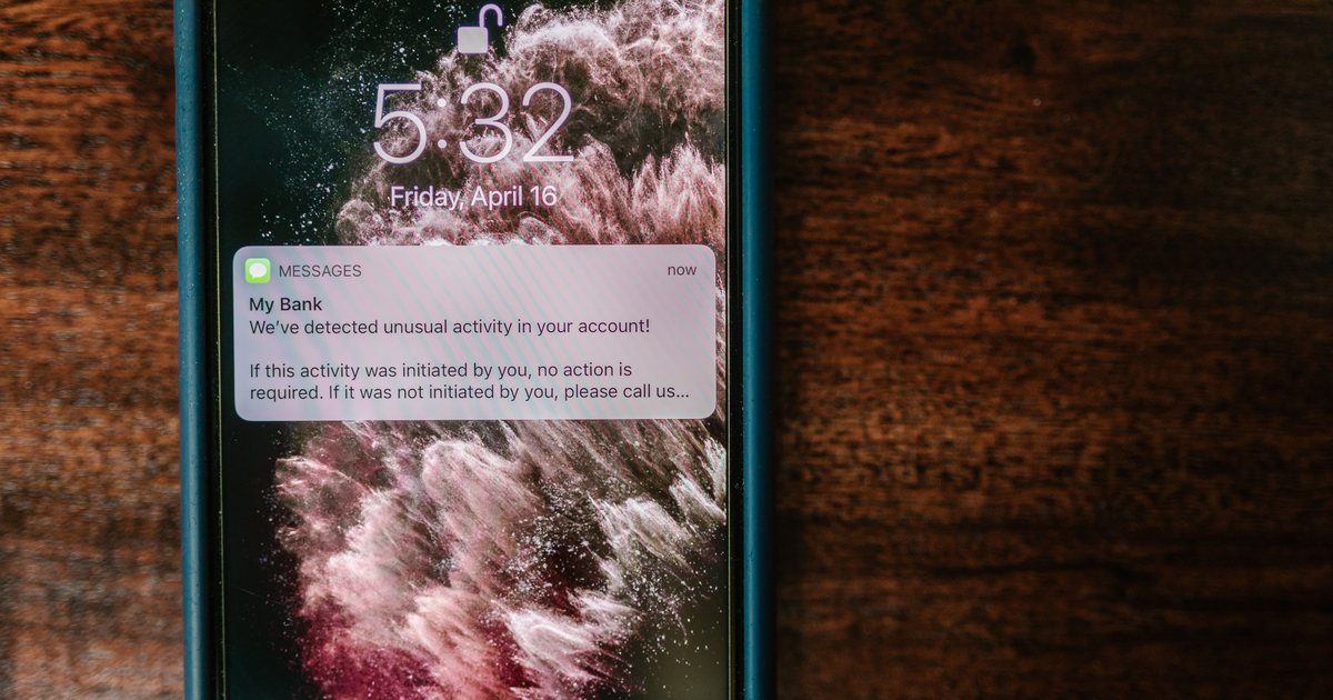 Aviso de alerta de seguridad en la pantalla de bloqueo de un teléfono móvil