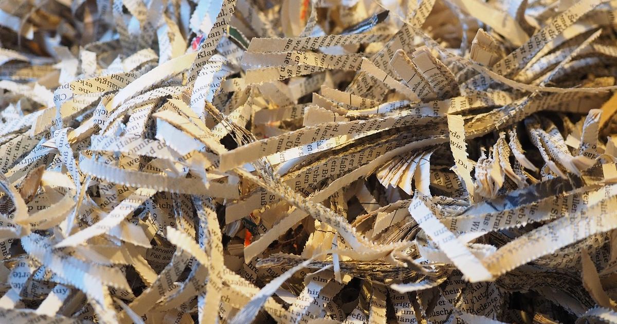Montón de papel triturado en tiras