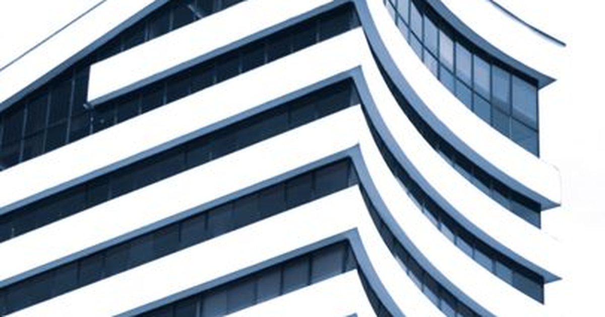 Fachada curva de un edificio de oficinas moderno contra el cielo