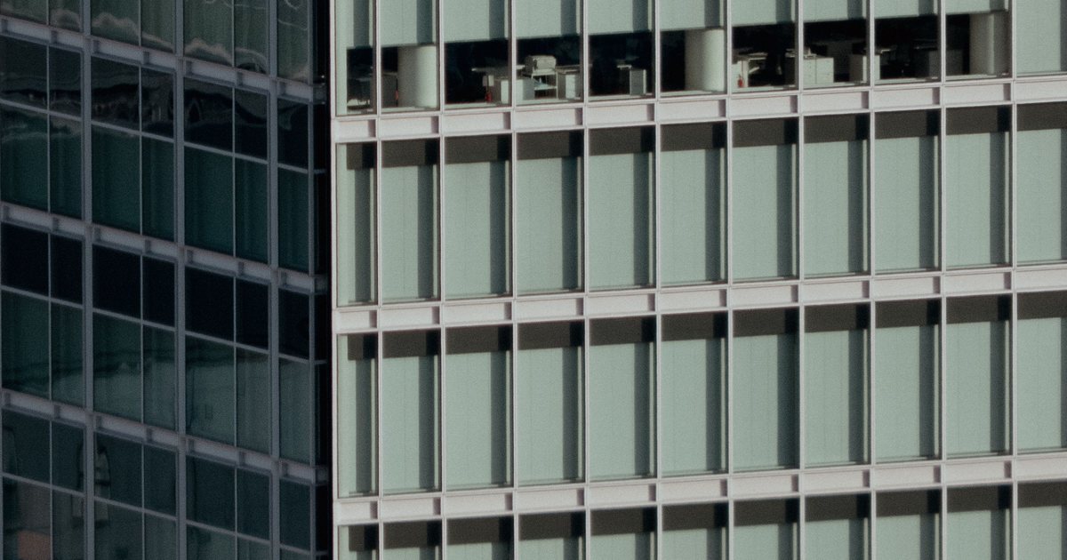 Fachada acristalada de un edificio de oficinas