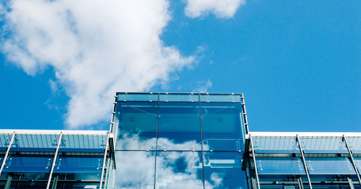 Fachada de cristal de un edificio de oficinas visto desde abajo