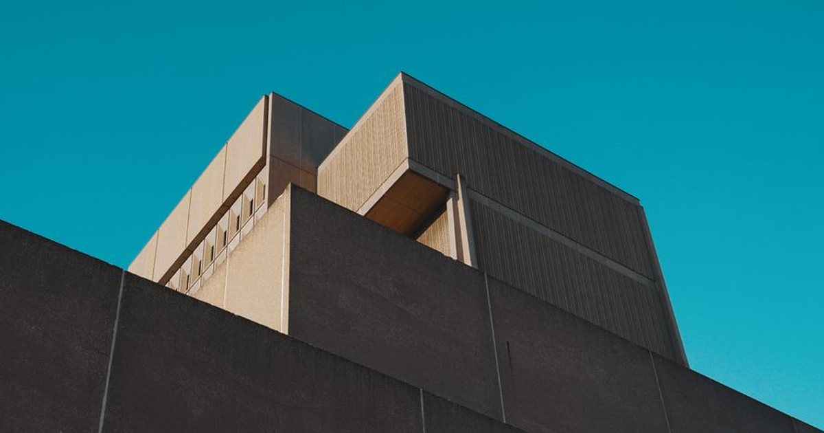 Fachada de un edificio institucional de hormigón visto en ángulo