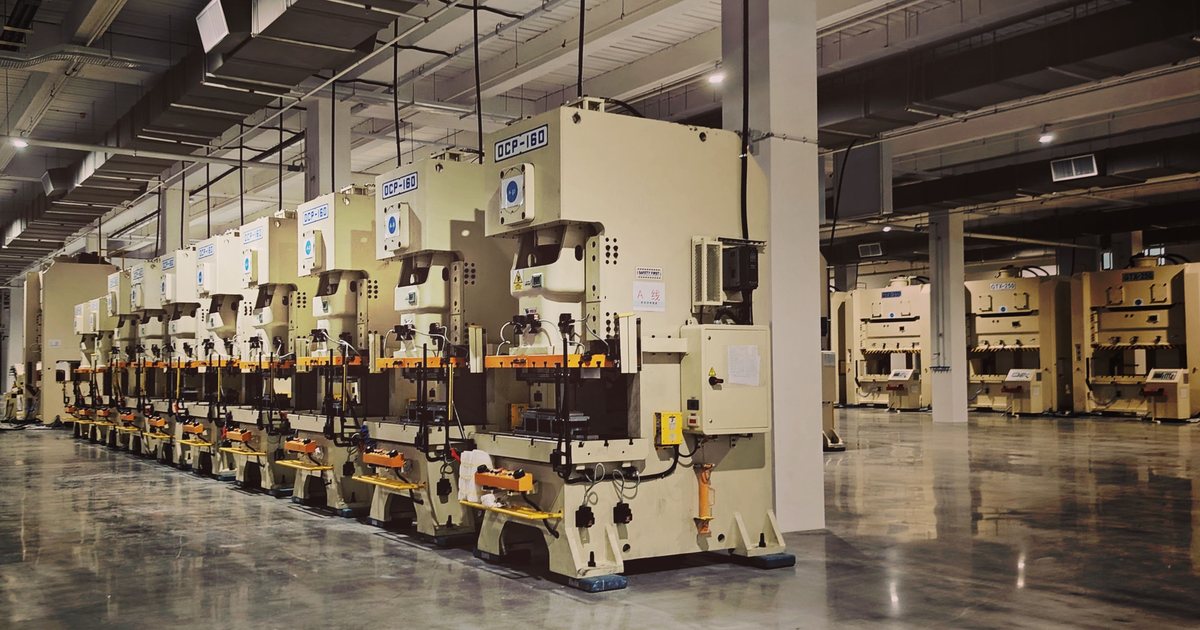 Nave industrial con una hilera de prensas de estampación
