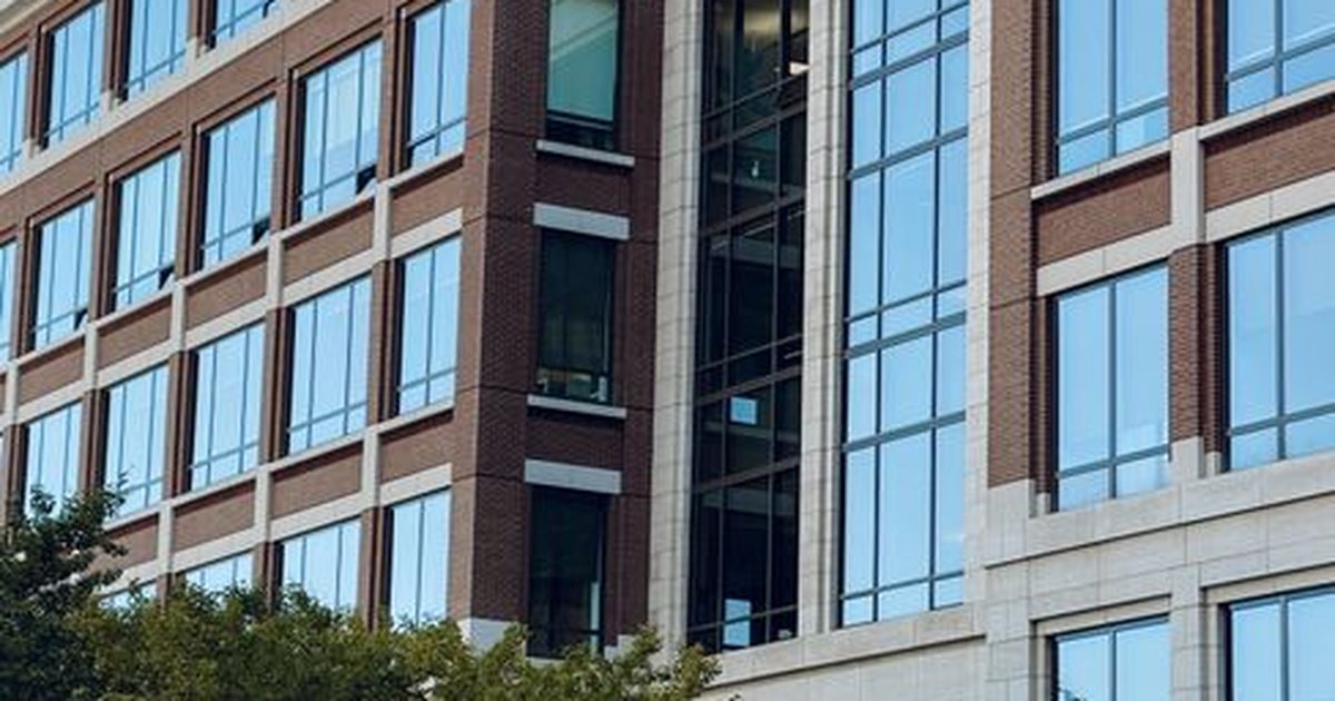 Fachada de un edificio de oficinas de ladrillo y cristal