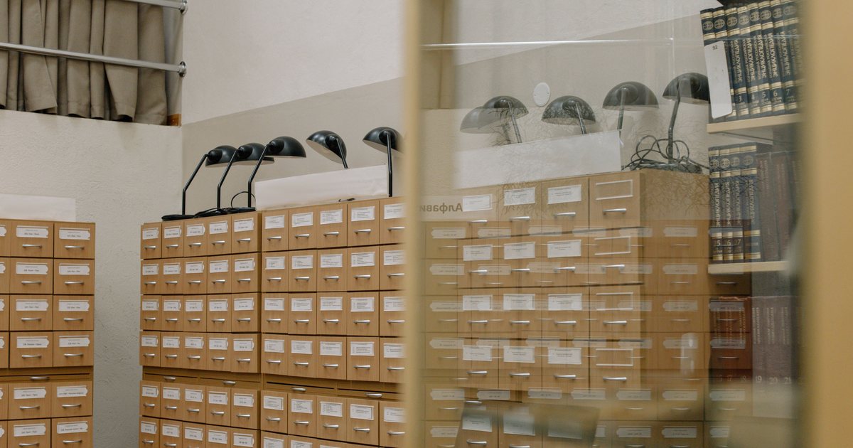 Sala de archivo con cajones de fichero de suelo a techo