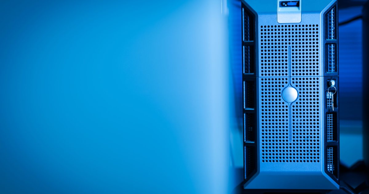 Primer plano de una unidad de servidor metálica en un rack, iluminada en tonos azules, en una sala de servidores.