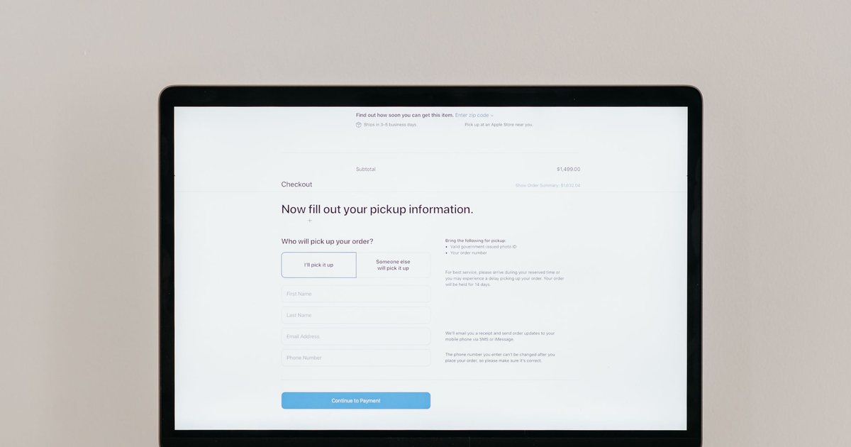 Pantalla de un portátil mostrando un formulario de compra online