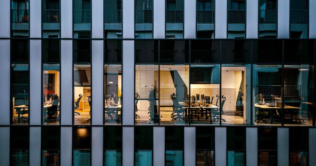 Fachada de un edificio de oficinas iluminado al atardecer