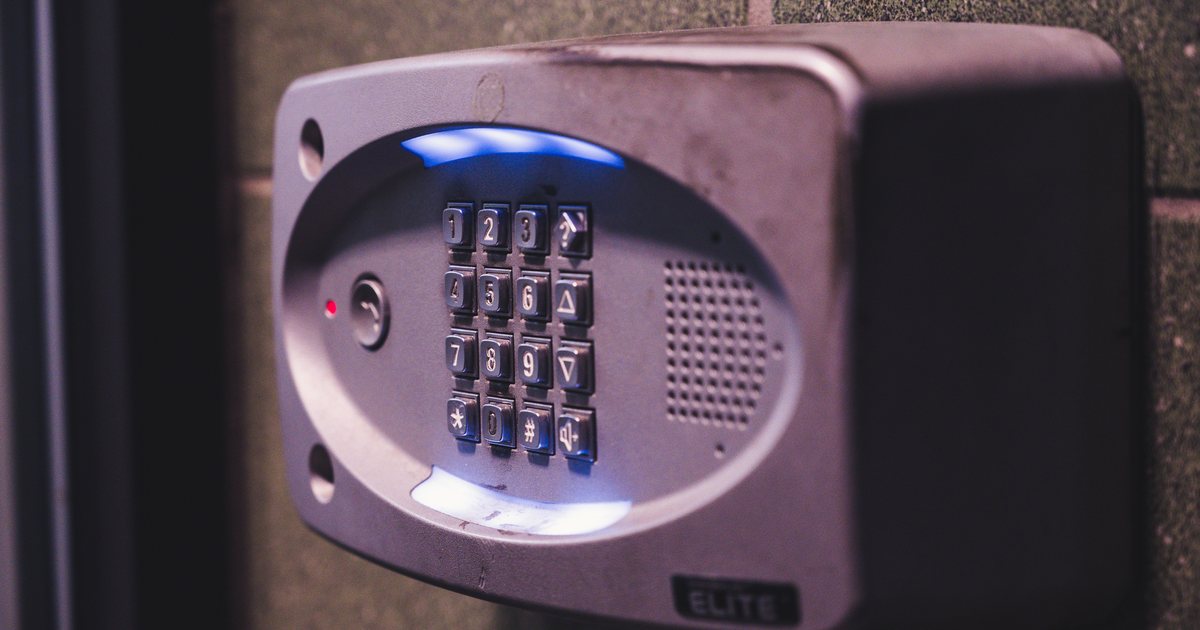 Teclado numérico de control de acceso instalado en una pared