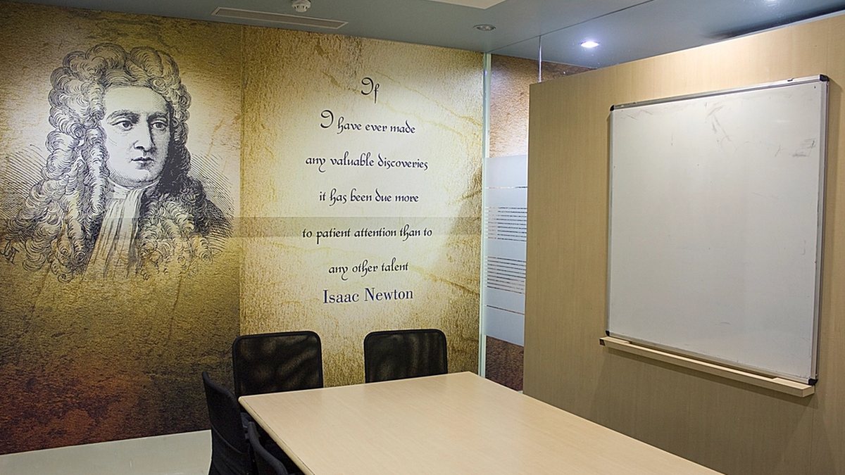 Sala de reuniones con mesa, sillas y una pizarra blanca