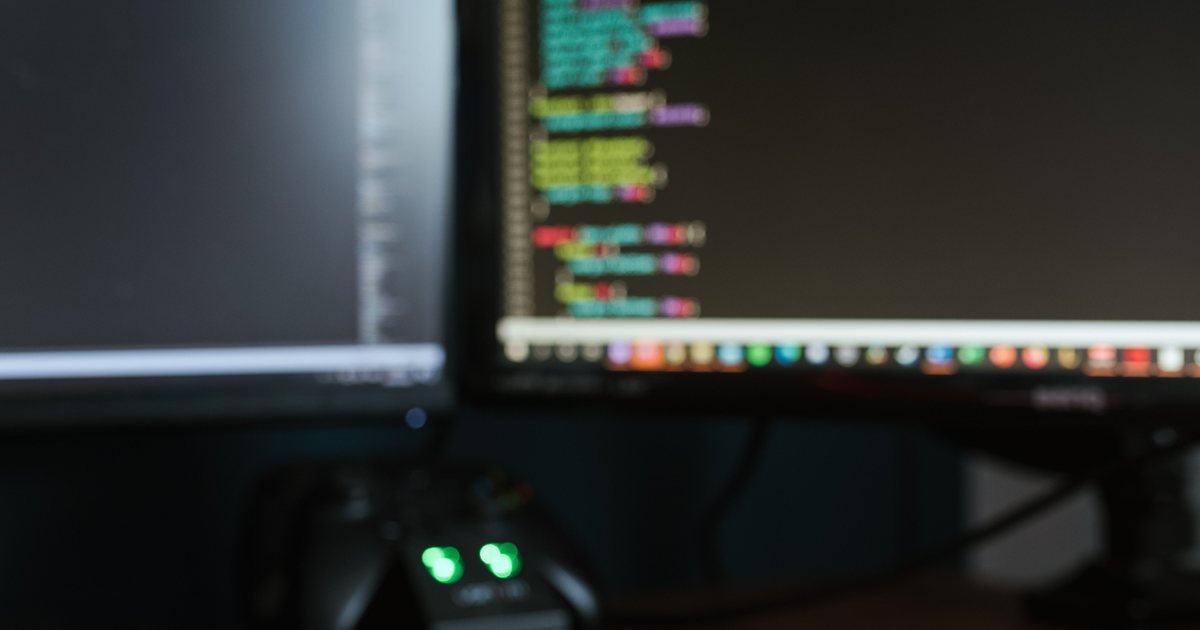 Escritorio con varias pantallas encendidas y un teclado