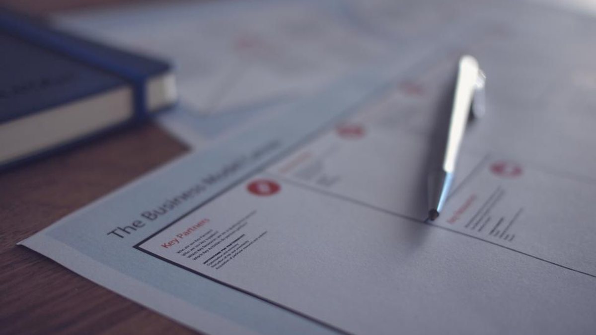 Documento de estrategia empresarial con un bolígrafo encima