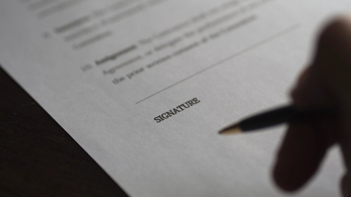 Contrato impreso con la línea de firma y un bolígrafo