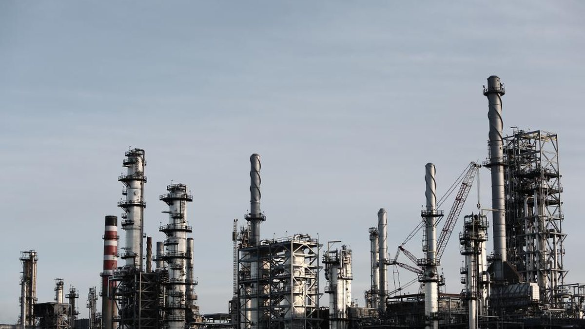 Instalaciones de una planta industrial contra el cielo