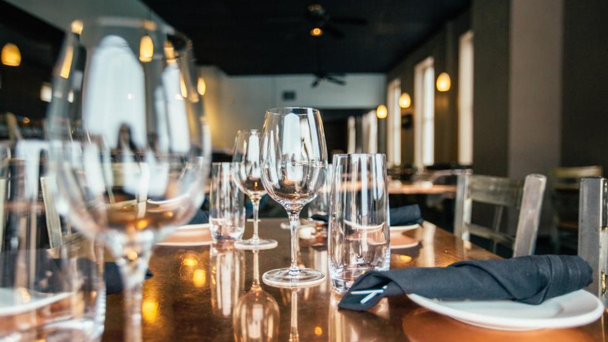 Mesa de restaurante puesta con copas de vino