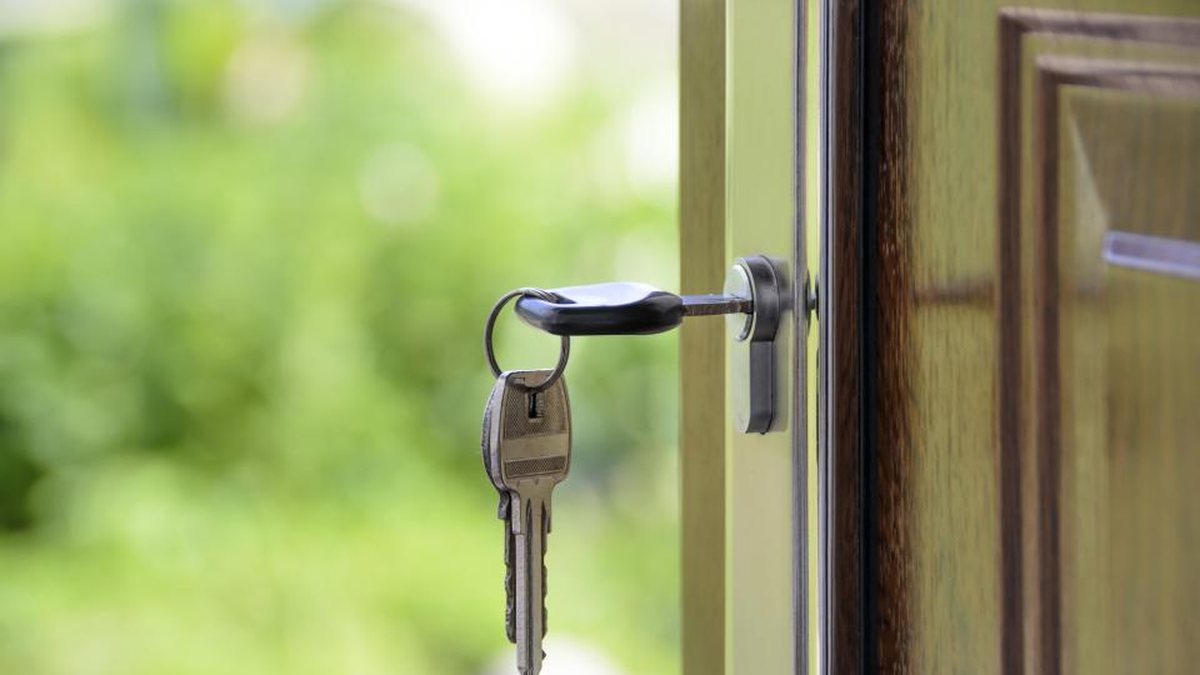 Llaves puestas en la cerradura de una puerta
