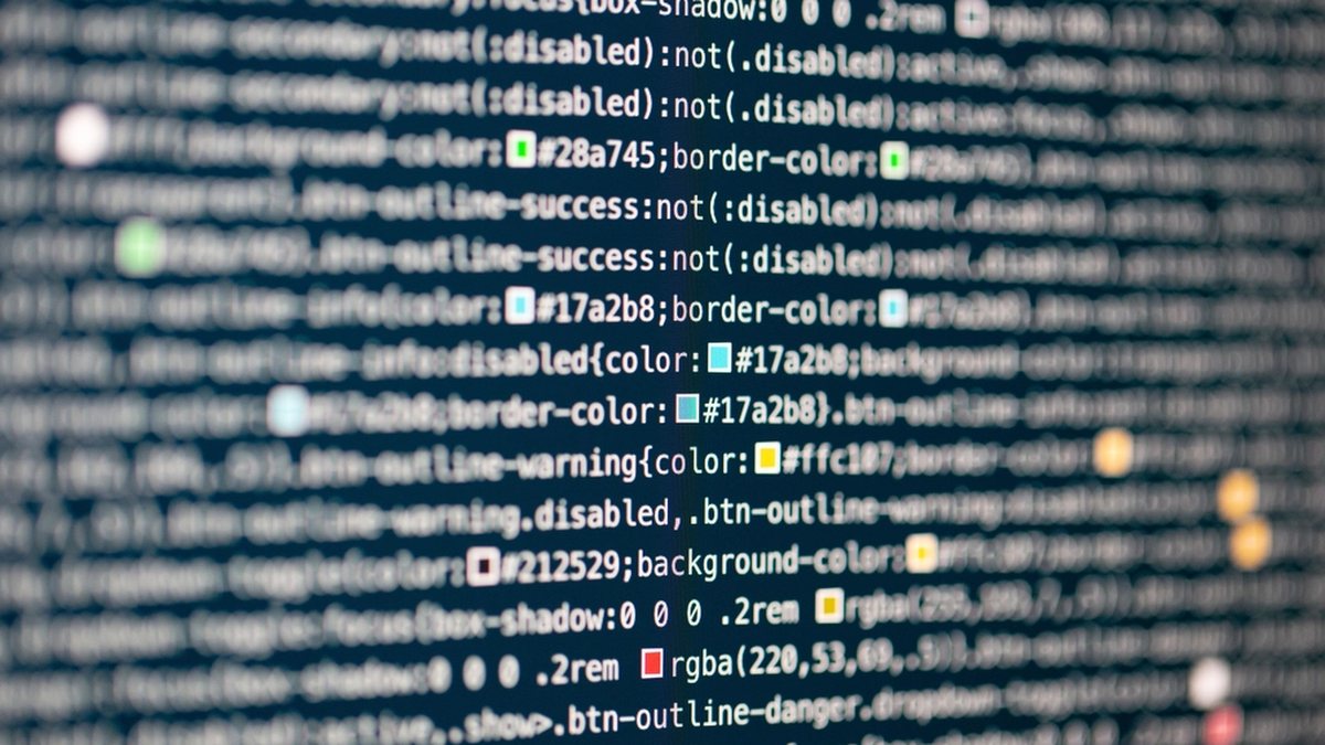 Pantalla de ordenador mostrando líneas de código