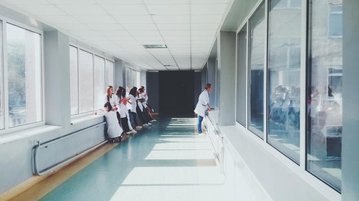 Pasillo luminoso de un hospital con personal sanitario