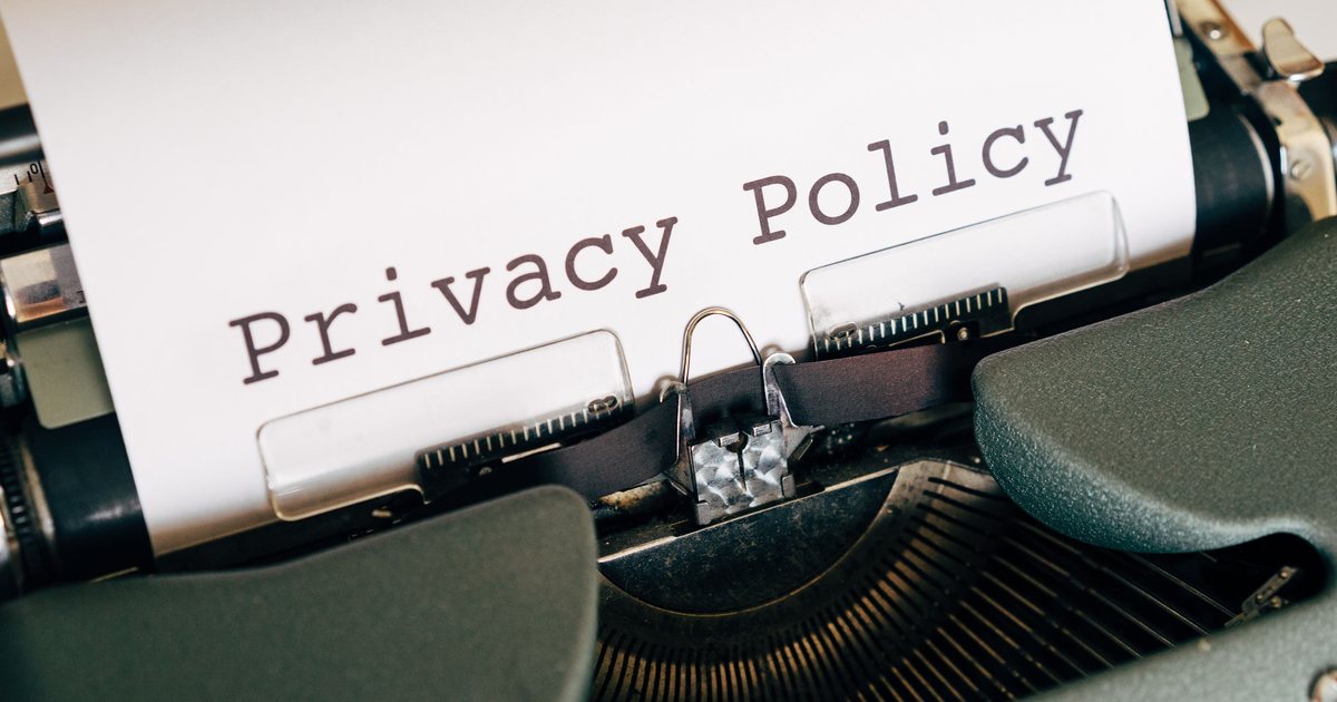 Hoja en una máquina de escribir con un texto de política de privacidad
