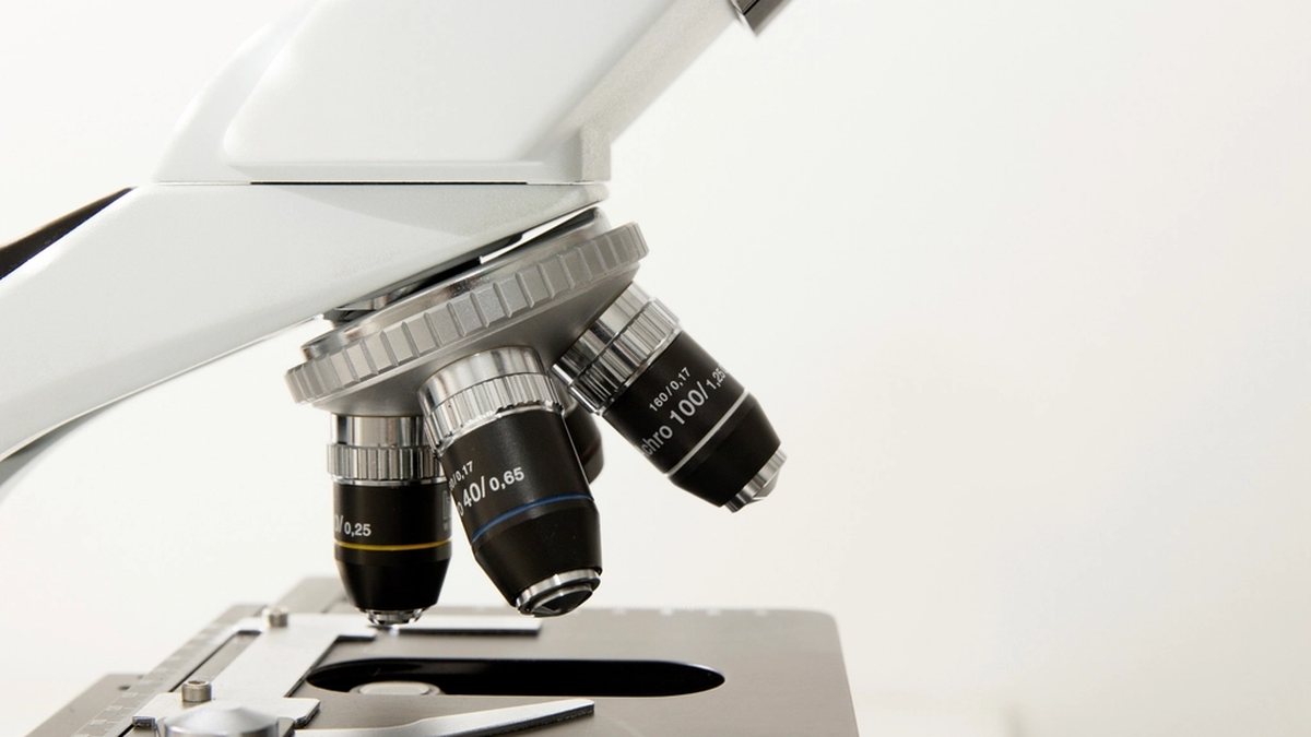 Primer plano de los objetivos de un microscopio de laboratorio