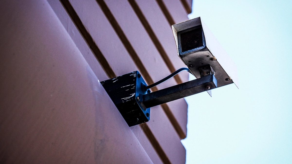 Cámara de videovigilancia instalada en la fachada de un edificio