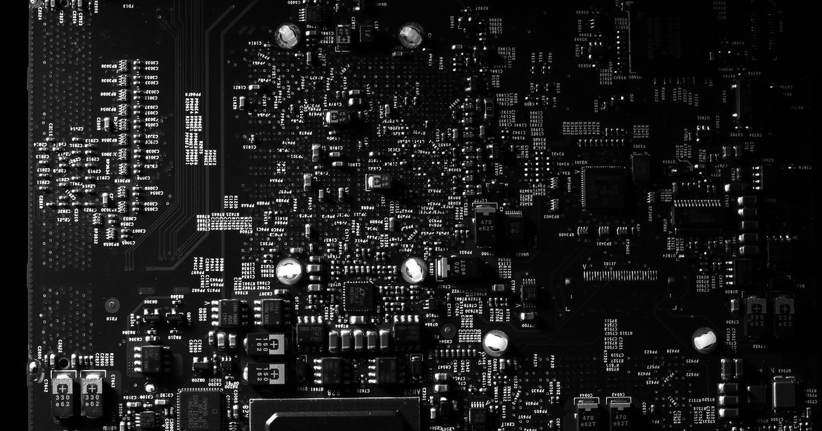 Primer plano de una placa de circuito electrónico en blanco y negro