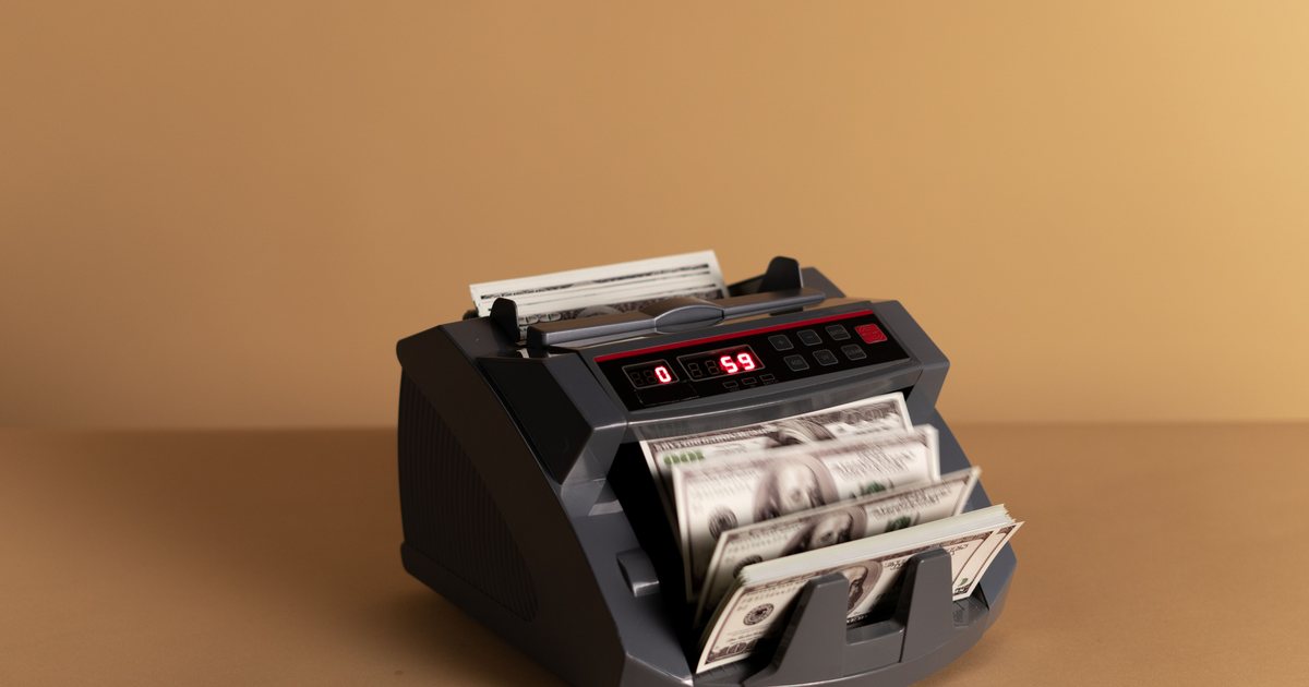 Máquina contadora de billetes sobre una superficie lisa