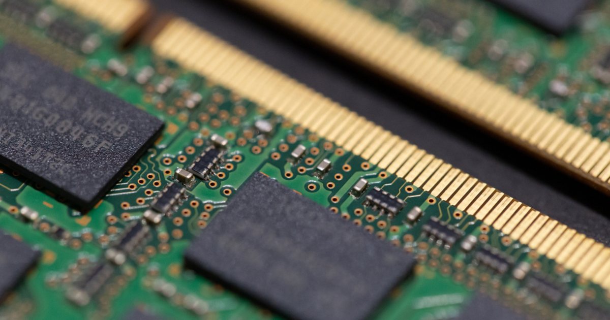 Primer plano de módulos de memoria RAM y componentes electrónicos en una placa base